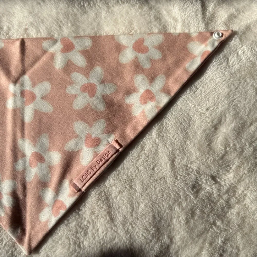 NWT Loic by Design Daisy Heart Pattern Dog Bandana for Valentine's Day, Pink, M